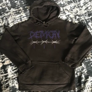 Demon x Barbedwire  - Frän luvtröja med coolt tryck. Använt få gånger. Köpt från TeenHearts. Storlek S, ej oversized dock lång i ärmarna! ✨Köp nu✨