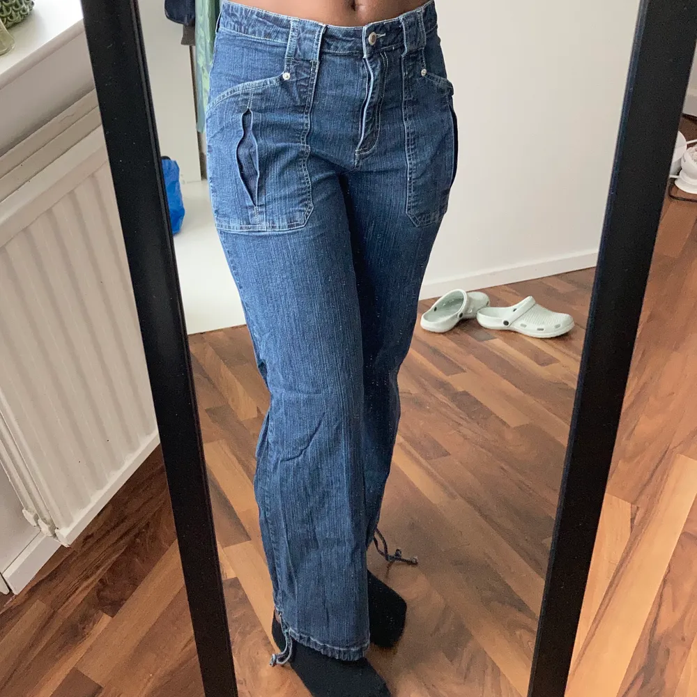 Fina low waist jeans med detaljer på fickor, sömmar & knytning längst ner | Bra skick (sparsamt använd) | köpare står för frakt ❣️ (säljer eftersom jag tyvärr inte använder dem tillräckligt). Jeans & Byxor.