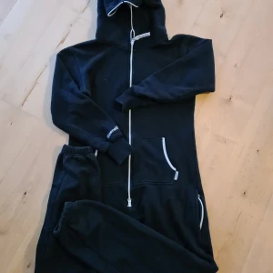 Ziperall - Svart onepiece i strl XS. Märket är Ziperall. Rymlig för att vara  liten storlek. Ren, hel och oanvänd. Möts upp el skickas. Köparen står då för frakten.