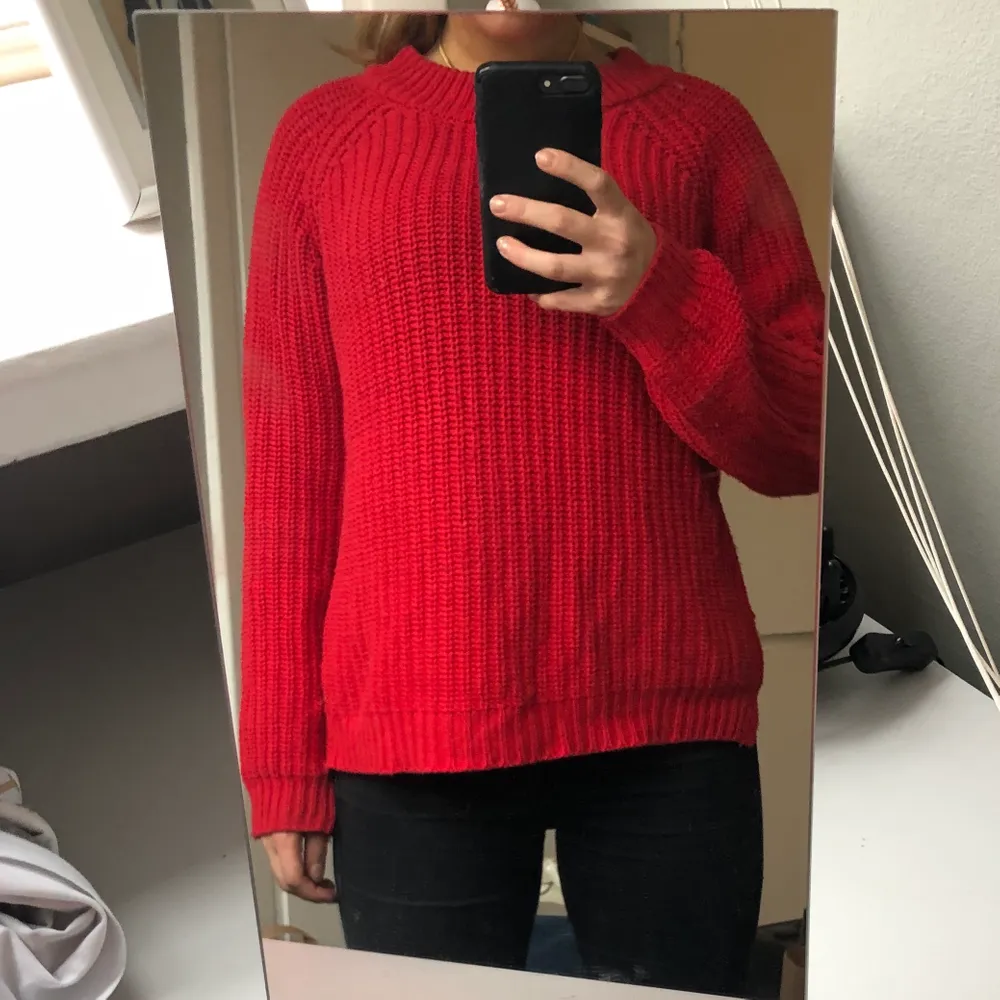 Snygg, skön, röd, stickad tröja från Lindex. Kollektionen Holly & Whyte. Köpt för 400 kr, säljer för 100 kr.. Stickat.