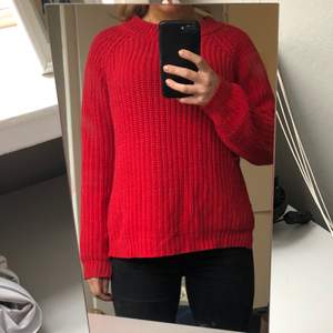 Snygg, skön, röd, stickad tröja från Lindex. Kollektionen Holly & Whyte. Köpt för 400 kr, säljer för 100 kr.