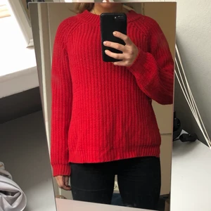 Röd stickad tröja från Lindex  - Snygg, skön, röd, stickad tröja från Lindex. Kollektionen Holly & Whyte. Köpt för 400 kr, säljer för 100 kr.
