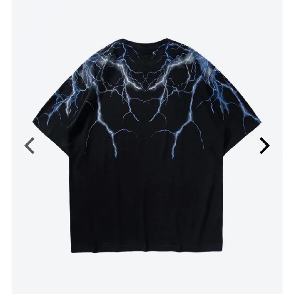 T-shirt med blixtrar från New Wave Amsterdam. Aldrig använd, då den är för stor. Säljer för 150 kr + frakt. T-shirts.
