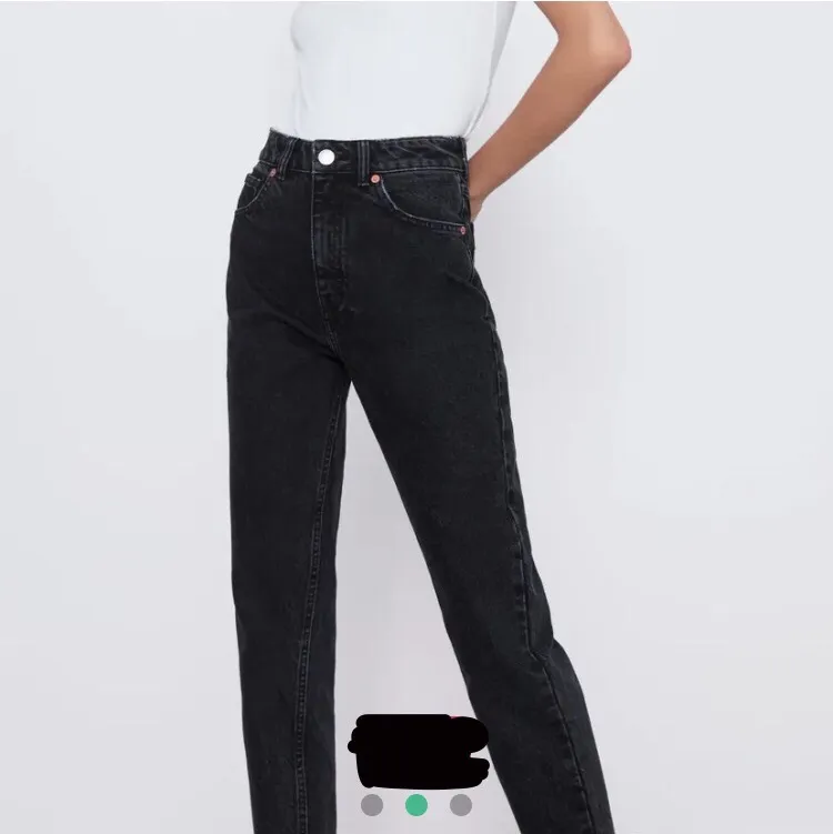 Jeans från Zara, jag de köpte de här på plick men aldrig använt jag klippte även av dom själv men jag har tvättat dom efter det och dom ser fortfarande bra ut. (Förra ägarens bilder). Jeans & Byxor.