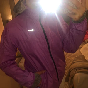 Nike running jacka - Lila/grå nike running jacka. Bara använd 2-3 gånger. XL i barnstorlek, så kanske s/m i ”vanlig” storlek. Minns inte prid därav lågt, budgivning vid flera intresserade😁