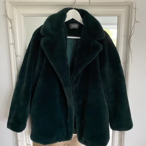 Kappa - Supermjuk mörkgrön kappa som knappt är använd! Storlek S men passar S/M