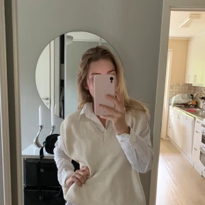 Vit väst - Säljer då den inte kommer till använding