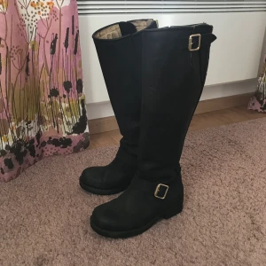 Jonny Bulls stövlar  - Jonny Bulls stövlar, med guld spännen. Använda Max 5 gånger och inte använda på 3 år :) 900kr eller bud (nypris 2 000kr) 