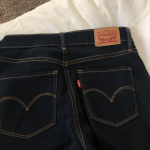 Jeans - Assnygga jeans från Levis!! Bra i skick och säljs pga att de ej kommer till användning längre. Jag är 171 och de är bra i längden på mig. Frakt tillkommer på 63kr (bilder finns hur de sitter på, bara fråga om man se) ska posta på torsdag, den som har lagt högst bud då får dom!!
