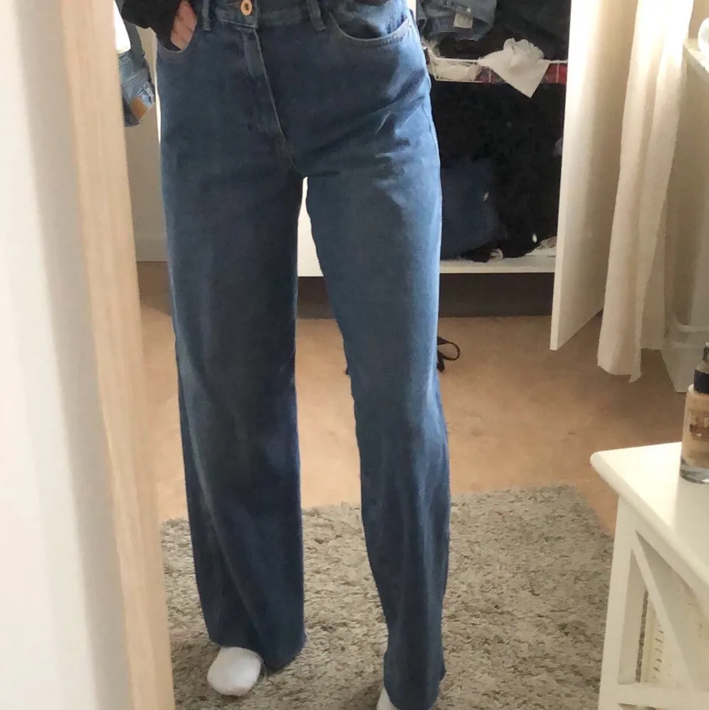 As snygga jeans från Zara, har för många jeans nu tyvärr.. storlek 34 men är mer som 36! 300 kr inklusive frakt :). Jeans & Byxor.