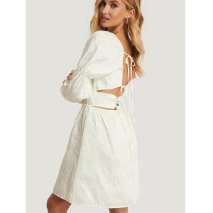 Student/sommarklänning - Endast använd 1 gång, i nytt skick! Köpt från Nakd men säljs ej längre i färgen vit! Passar mig som vanligtvis har 36 (Den sista bilden är samma modell men svart för att visa hur den sitter på.) nypris 499kr, bud från 199kr. Vid intresse finns mer bilder på:)