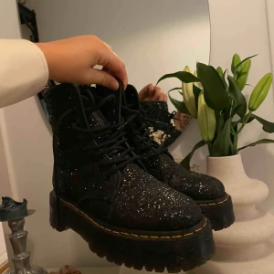  - GLITTRIGA JADON PLATTÅ DR MARTENS 38