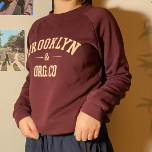 HOODIE - Supercoola collage tröja från second hand. Väldigt inne just nu. Köpare står för frakt💕