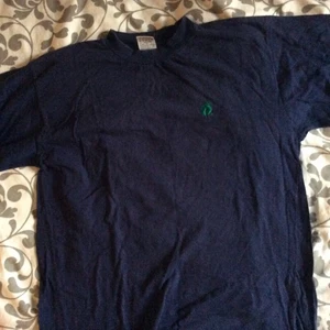 Hang Ten-t-shirt - Mörkblå, strl m. I bomull.