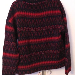 Stickad tröja - Supermysig stickad tröja. Storlek står inte men jag skulle säga typ M. Frakt tillkommer. 