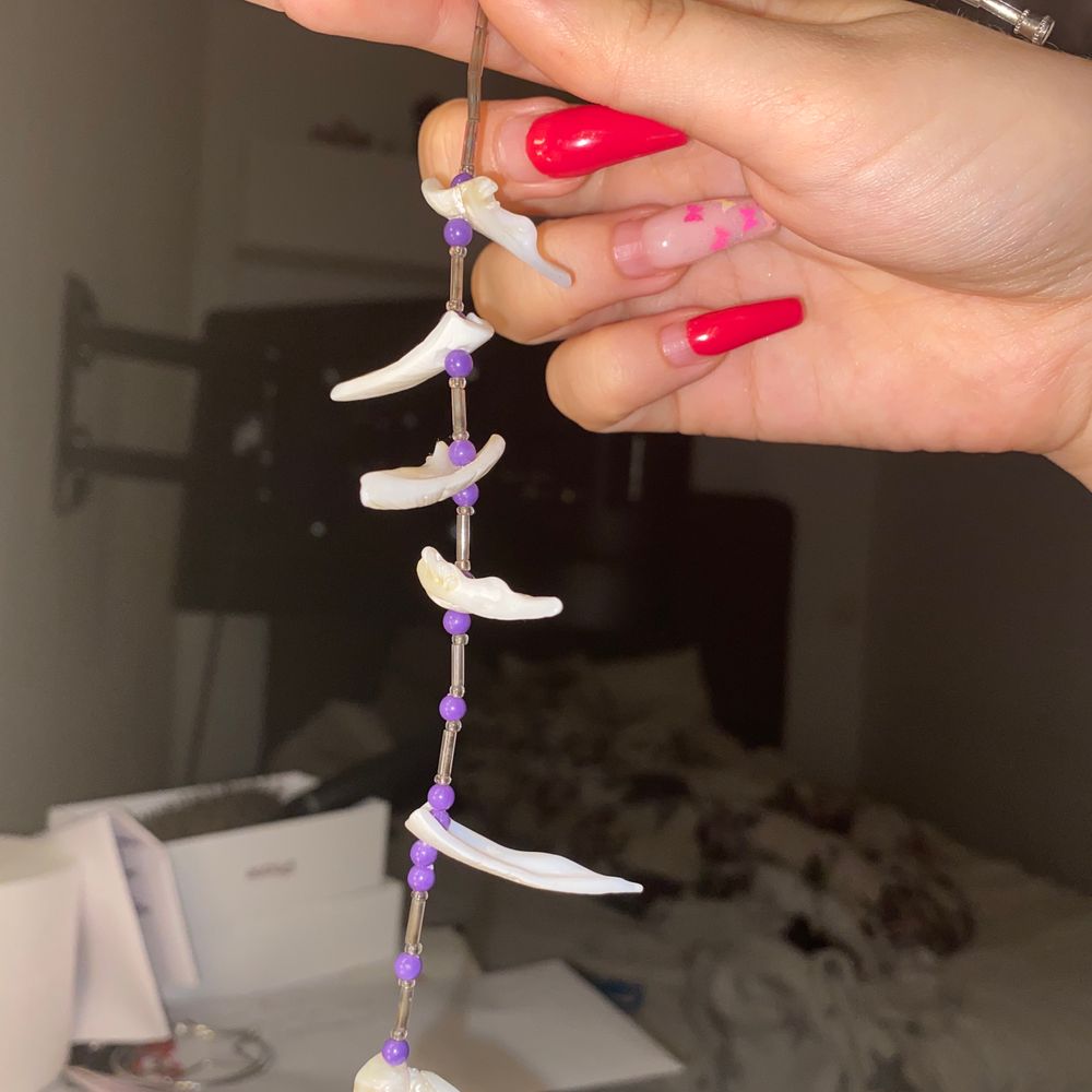 Så fint snäckhalsband med lila små pärlor. Kan matchas med andra halsband eller bara som sig själv 💜💜🐚🐚🐚. Accessoarer.