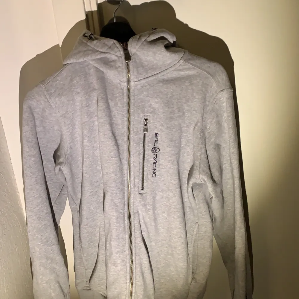 Fräsch sailracing hoodie i bra skick. Hoodies.