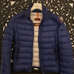 parajumper jacka  - Blå parajumper jacka, köpt för :4000kr, säljs för 1.5 = välldigt bra pris