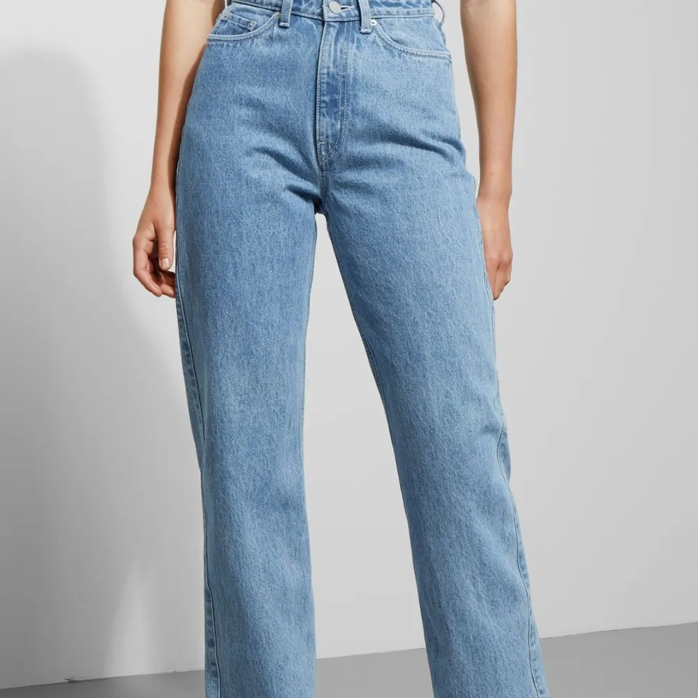 Sälje dessa row jeans från weekday i färgen sky blue. Str 27/30 men är lika långa som 32 då sömmen längs ner är uppsprättade. De har tyvärr blivit förstora så kommer inte till användning💕 superfint skick, nypris 500 kr. Jeans & Byxor.