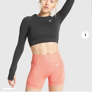 Gymshark crop top - Tröja från Gymshark i nyskick. Bilderna är från hemsidan där det även finns mer bilder på den. Kan mötas upp i Stockholm eller så står köparen för frakten. Jag skulle säga att den passar XS-M.                                               Frakten blir 44kr !💝