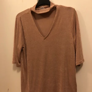 Gammelrosa blus 💖 - Knappt använd. Materialet är lite glittrigt