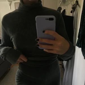 Mjukisset - Grönt mjukisset från bikbok i strl M i byxorna & XS i tröjan. Bägge passar mig som brukar ha S, byxorna är dock lite stora. Tröjan har en polokrage. 90kr + frakt ✨