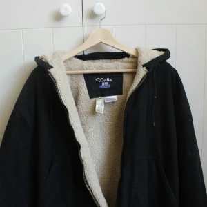 Teddyjacka  - En megavarm icke-vattentät men fodrad jacka med lurvigt teddymaterial på insidan! Denna är mysig men inte riktigt min stil längre. Någon kommer älska denna❤