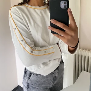 Vit tjocktröja med gula linjer - Använd fåtal gånger