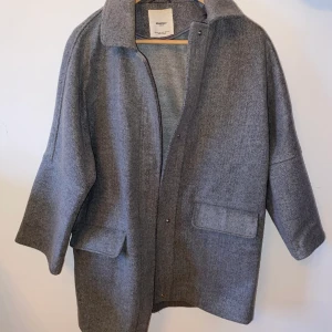 Grå kappa - En superfin grå kappa ifrån Mango. Den är i storlek xs men passar mig som oftast har stolek M!🤍🤍🤍