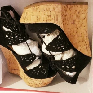 Högasandaler st 39 - Supersnygga helt nya höga sandaler från Justfab. Provad med Alldrig använda. St 39.