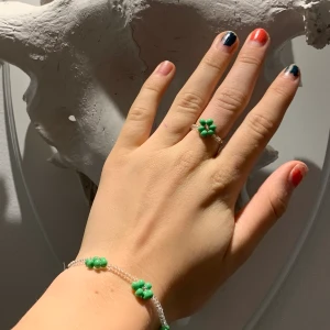 ring & armband  - säljer en ring och ett halsband med gröna blommor på, man kan köpa dom enskilt! 🤍