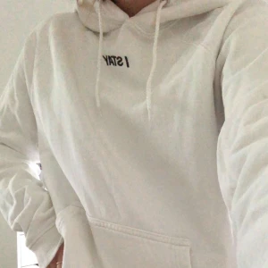 I stay Hoodie strl S - Jättesnygg vit hoodie från carlings, fint skick och bra kvalite. Säljer pga att den inte kommer till användning längre . Frakt 50 kr❤️