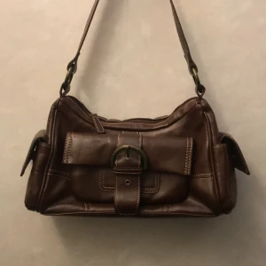 Väska - Brun baguettbag med många fack. HÖGSTA BUDET NU: 210kr+frakt 💕 Bindande bud=du ska kunna betala de du budat:) AVSLUTAS: Onsdag 21/10 kl. 16.00