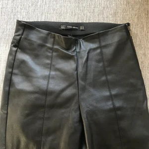 Skinnbyxor - Ett par skinnbyxor från Zara. Tyvärr blivit för små för mig men är så fina. Dragkedja vid höften och även på varje ben. Strl XS. Frakt ingår ☺️