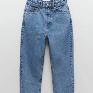 Säljer ett par jätte snygga jeans som tyvärr var för små. Storlek 36 från Zara. Orginal pris var 600kr men säljer för 300kr. Budning funkar på både lägre eller högre pris💕 Vill tillägga att dom inte är skinny jeans utan momjeans. Om man är intresserad så kan man få en hel bild av jeansen.