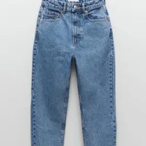 Säljer ett par jätte snygga jeans som tyvärr var för små. Storlek 36 från Zara. Orginal pris var 600kr men säljer för 300kr. Budning funkar på både lägre eller högre pris💕 Vill tillägga att dom inte är skinny jeans utan momjeans. Om man är intresserad så kan man få en hel bild av jeansen.