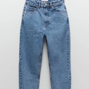 Oanvända jeans - Säljer ett par jätte snygga jeans som tyvärr var för små. Storlek 36 från Zara. Orginal pris var 600kr men säljer för 300kr. Budning funkar på både lägre eller högre pris💕 Vill tillägga att dom inte är skinny jeans utan momjeans. Om man är intresserad så kan man få en hel bild av jeansen.