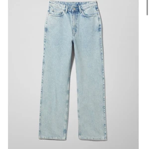 Ljusblå jeans - Ljusblå jeans från weekday i modellen ”rowe”. De är i väldigt bra skick men säljes då jag har andra liknande par. 