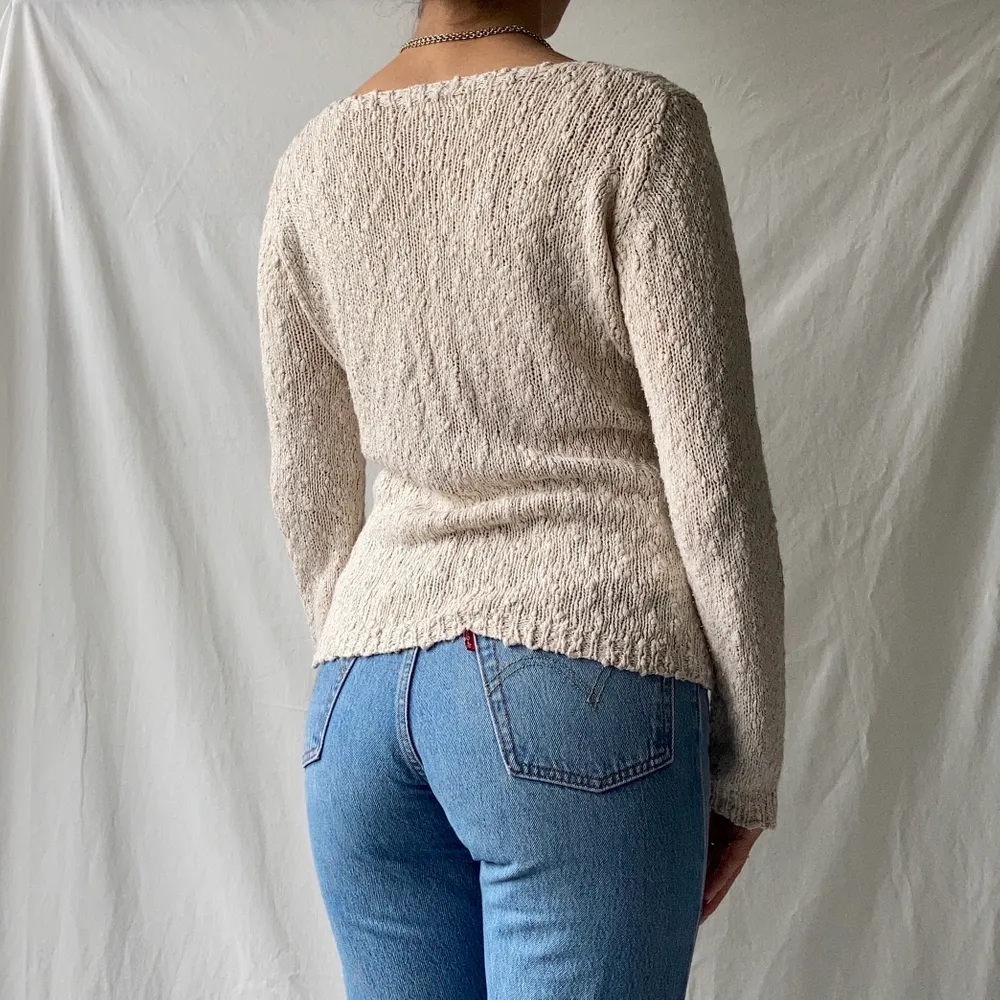 🌊 SOFT CREAM WHITE/BEIGE KNITTED JUMPER/SWEATER WITH GOLD EMBROIDERED THREAD AND V-NECK. MADE IN ITALY.  • SIZE - EU 34 / XS (fits S too) • BRAND - Container  • MATERIAL - Viscose  MY MEASUREMENTS • Height 161cm / 5'3