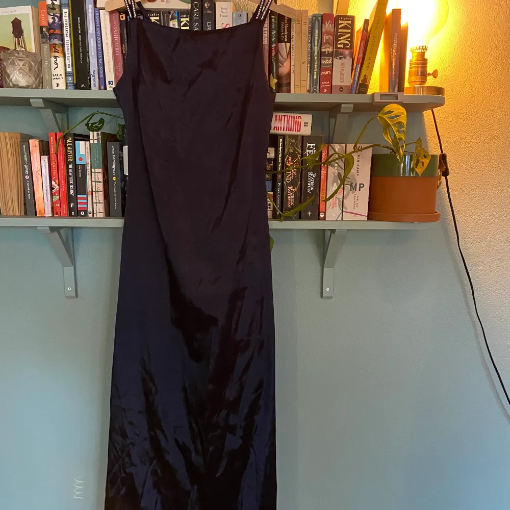 Riktigt snygg mörkblå klänning, köpt second hand. Är tyvärr lite liten för mig, skulle säga att den är strl 36. 150 kr inkl frakt ❤️. Klänningar.