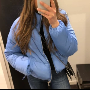 Ljusblå vadderad jacka - Säljer en jättefin ljusblå vinterjacka från H&M. Den är knappt använda och är i mycket bra skick, 150kr + frakt 💘 