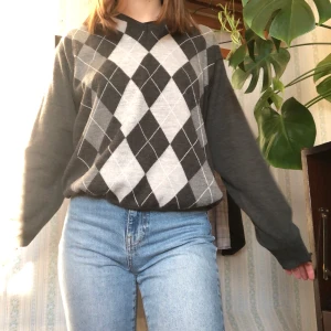 stickad tröja  - fin stickad tröja, knappt använd🤍står inte exakta storleken men passar mig lite oversized som har s,  många intresserade budgivning i kommentarerna startpris 120kr +frakt, avslutas img (måndag) vid 12.00 💗