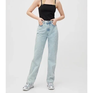 Weekday Rowe Extra High Straight Jeans - Rowe jeans från weekday i jättebra skick!! Modell: Rowe Extra High Straight Jeans & färg: Aqua blue. De är i storlek 27/32 och jag är 173 och de passar mig bra🥰 säljer dock för jag aldrig använder de. Inköpta för 500kr!💞