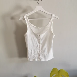 Ribbad topp från Monki - Söt ribbad topp från Monki, knappt använd. Köparen står för frakt. 