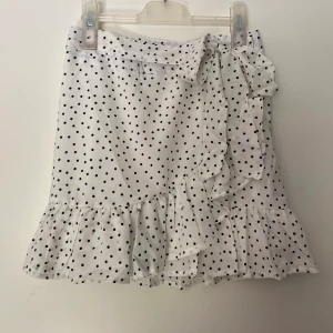 Omlott/volangkjol - Säljer nu denna superfina kjolen för att den ej kommer till användning! Aldrig använd, bara provad⚡️