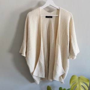 Stickad kimono - Stickad kimono från Forever 21. Några år gammal men väldigt bra skick, knappt använd. One size. Köparen står för frakt. 