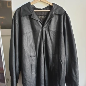 Skinnjacka/kavaj storlek xl - Skinnjacka/kavaj inköpt second hand. Så fin, tyvärr lite stor i storleken för mig. Lite slitningar i lädret kring kragen, annars fint skick. Frakt tillkommer!