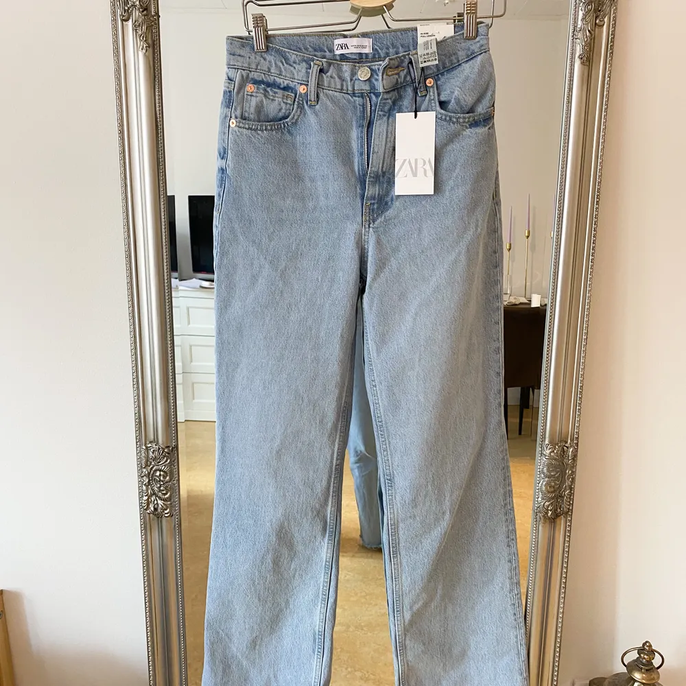 Säljer helt nya Zara jeans i strl 38. Kund står för frakt💕. Jeans & Byxor.