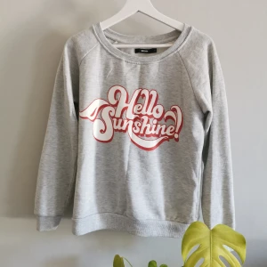 Stor mysig sweatshirt - Mysig sweatshirt från Bikbok, knappt använd. Köparen står för frakt. 