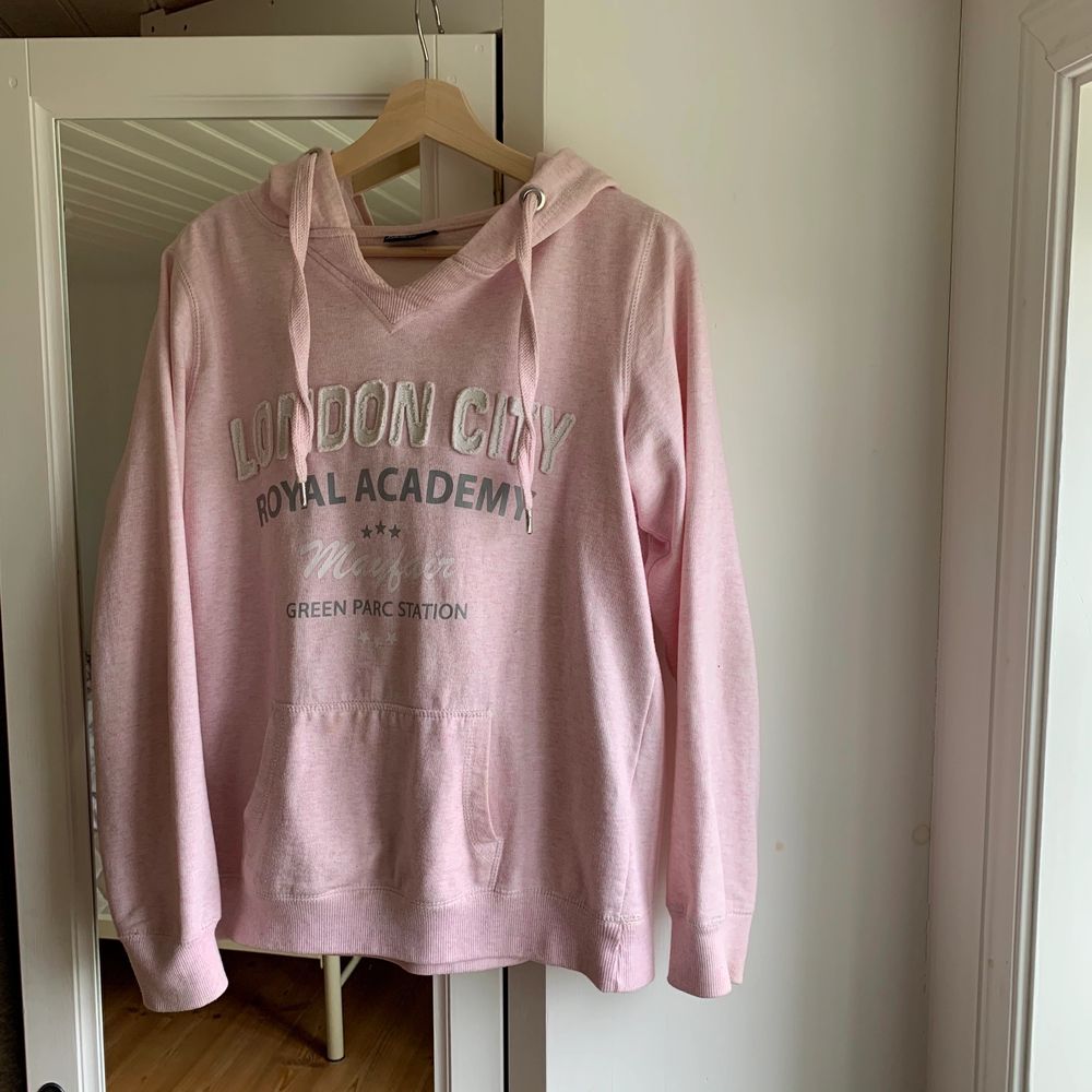En jättefin rosa hoodie i storlek 40 (L). Jätte mysig med en stor luva💞 frakt tillkommer. Huvtröjor & Träningströjor.